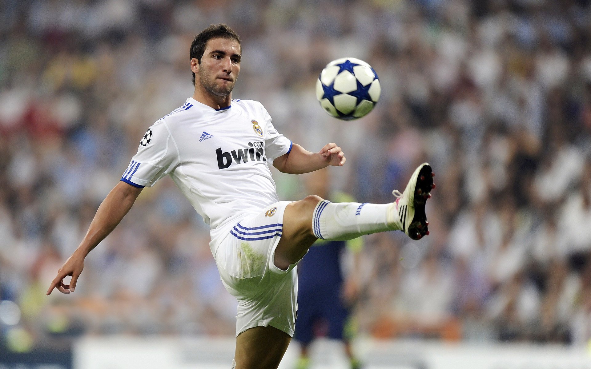 亚博体育投注-Uzi回归赛场，回归赛场首场状态亮眼，篮网观众沸腾！